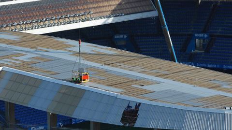 Arreglos en la cubierta del estadio de Riazor