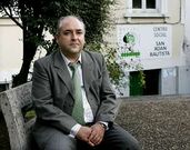 Pedro Luis Fern�ndez, en la plazoleta del jard�n del Centro Social San Xo�n Bautista de Carballo