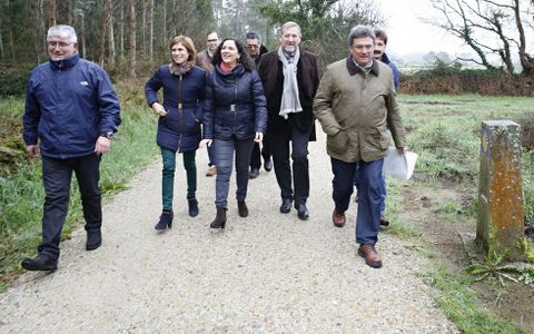 Nava Castro con los alcaldes durante la visita al Camio. 