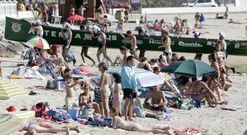 La playa de O Preguntoiro result� un excelente grader�o para disfrutar de la Bandeira Concello de Vilagarc�a. 