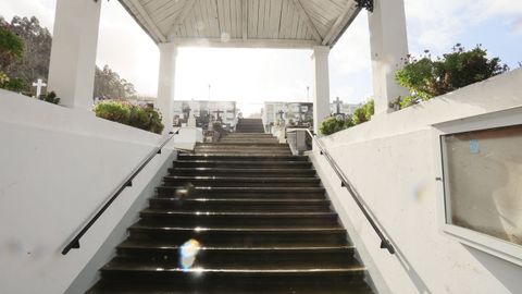 El Concello ha renovado el pavimento en las escaleras del tramo principal de acceso al cementerio de Altamira