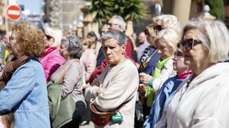  Varios vecinos guardan un minuto de silencio por el asesinato de una ni&ntilde;a de 3 a&ntilde;os a manos de su padre, que se ha suicidado posteriormente, celebrado este domingo en la localidad.  
