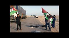 Decenas saharauis llegados desde las zonas liberadas y los campos de refugiados en Argelia llegaron hoy al paso fronterizo de Guerguerat para exigir su cierre y pedir a la ONU que cumpla con el compromiso de celebrar un refer�ndum de autodeterminaci�n en la mayor manifestaci�n celebrada hasta la fecha en este �rea que separa Mauritana de las �reas ocupadas por Marruecos en el Sahara Occidental. 