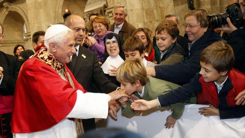 El papa Benedicto XVI saludando a unos nios en su visita a Santiago en el 2010.