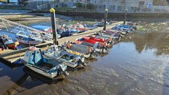 Las embarcaciones de bajura se quedan en seco en la bajamar en el puerto de Campelo