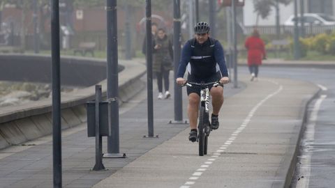 Paseando y haciendo ejercicio por el paseo de Coroso en Ribeira