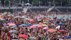 Lleno de gente en la playa de San Lorenzo de Gij�n