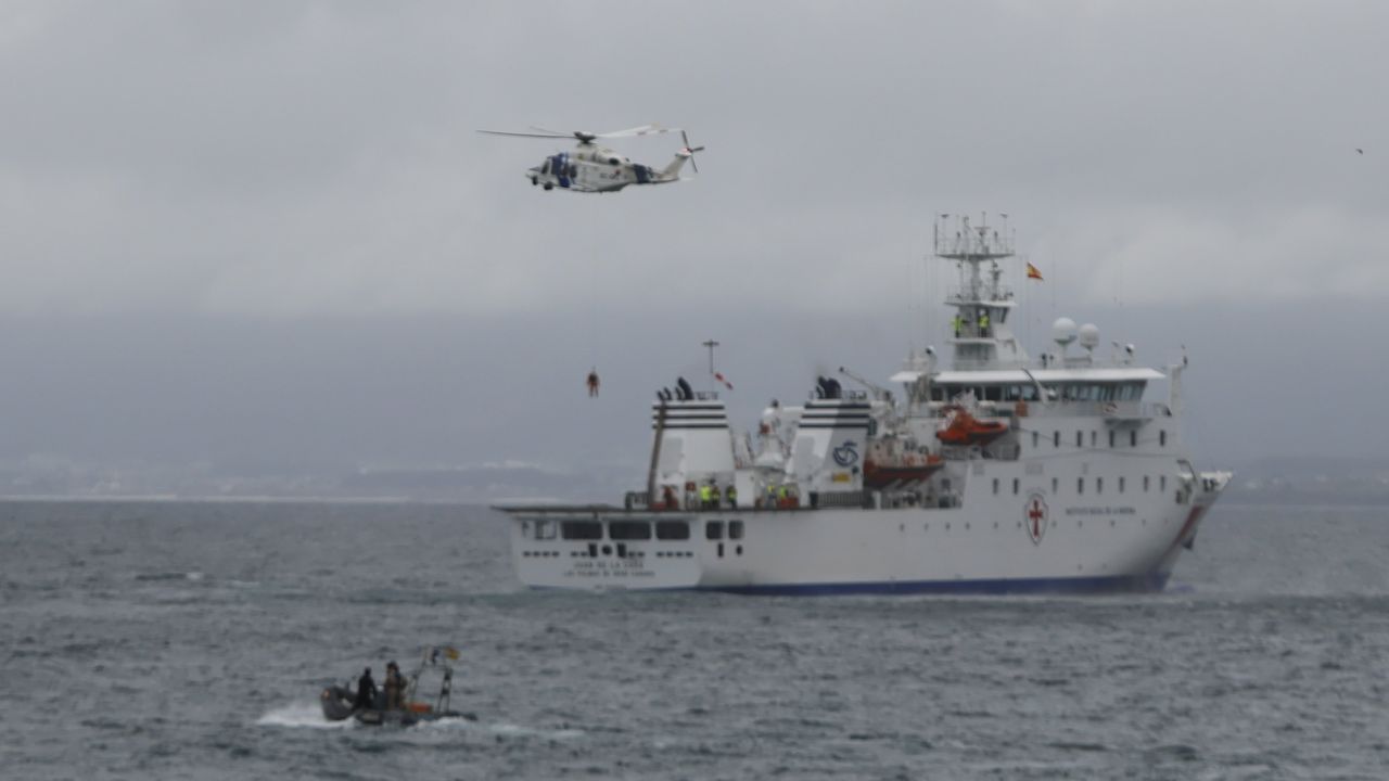 Concluyó en Burela el vistoso simulacro de rescate de la Armada en caso de naufragio
