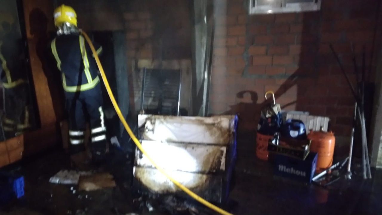 Un vecino de Arzúa es trasladado por inhalar humo en un incendio que se ...