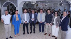 Esteban Ares y Perfecto Rodr�guez con los concejales asistentes