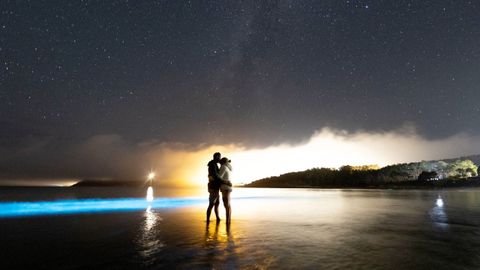 Mar de ardora y cielo estrellado en la playa ceense de Estorde