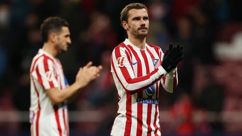 Griezzmann (derecha) y Koke, aplaudiendo a su afici&oacute;n tras un partido de esta temporada.