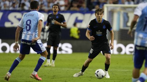 Lorenzo Amatucci controla el esf�rico ante Dotor en el partido entre el M�laga y el Deportivo.