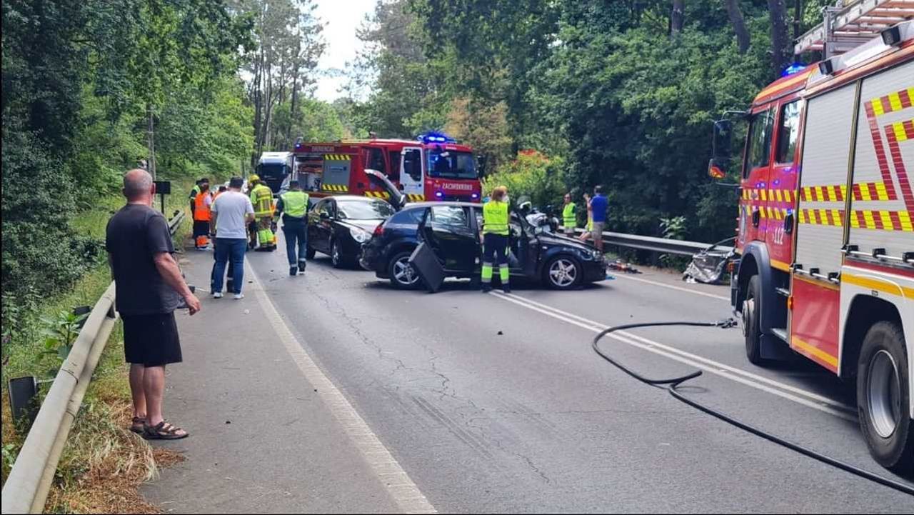 Tres heridos graves y un atasco kilométrico por el choque de dos coches ...