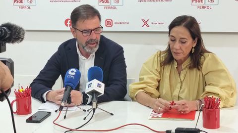 �ngel Mato, secretario general de la agrupaci�n local del PSOE, y la diputada en el Congreso Obdulia Taboadela, en rueda de prensa este viernes.