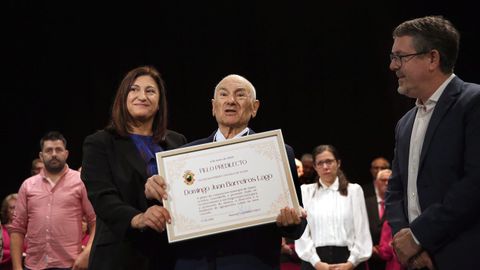 Pleno-acto de entrega de la medalla de hijo predilecto a Domingo Barreiros Lago por su contribucin a la cultura