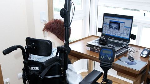 Paciente con un ordenador controlado con la vista