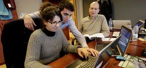 Tatiana Blanco, Esteban Berm�dez e Iago Fortes, gerente de la compa��a con sede en Vigo.