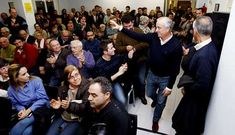 V�zquez, a su llegada a la sede socialista para reunirse con los militantes que lo apoyan. 