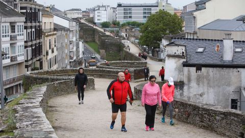 Paseos y carreras esta maana por la Muralla de Lugo