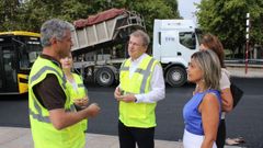 El delegado de la Xunta, en su visita a las obras de la calle Progreso.