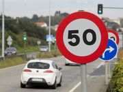 La v�a est� limitada a 50 pese a tener dos carriles por sentido. 