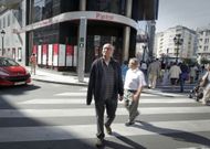 Alonso cruza la plaza de Galicia bajo el sem�foro plateado que, confiesa, le tiene �abraiado�. 