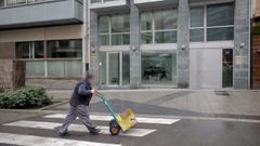 Un ciudadano pasando por delante de la tienda de moda deportiva de marca situada en la calle Emilia Pardo Baz�n que serv�a de tapadera para los integrantes de la organizaci�n criminal dedicada al transporte y distribuci�n de estupefacientes, sobre todo coca�na, entre la comarca de O Saln�s y el �rea metropolitana de A Coru�a