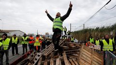 Manifestantes vestidos con chalectos amarillos bloquean el acceso a la refiner�a de Frontignan, al sur de Francia, para protestar contra el alza de impuestos al combustible
