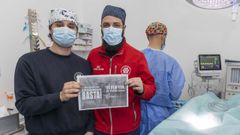 Samuel, en el centro, en su cl�nica de Cee.