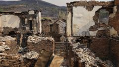 Una de las casas afectadas por el fuego en la parroquia de Mones, en Valdeorras.