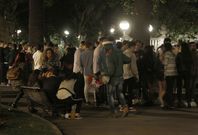 J�venes haciendo botell�n en M�ndez N��ez la madrugada del jueves al viernes. 