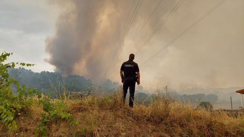 Un incendio mantiene en alerta O Cumial y Seixalbo (Ourense).
