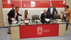Tom�, sentado, y el presidente del Craega, ala derecha, en una presentaci�n en Lugo
