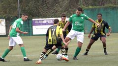 Ivn Garca controla el baln en el encuentro del Valio ante el Bertamirns.