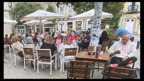 El bar Colonial, de Ribadeo, con clientela a la caída de la tarde