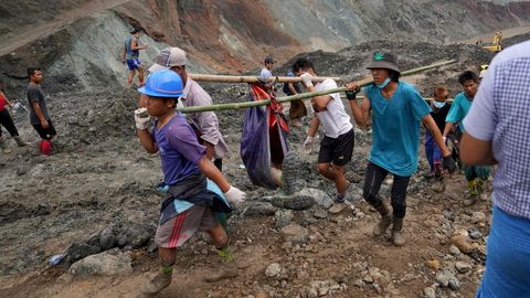 Servicios de rescate en una mina al norte de Birmania