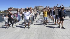 Una de las coreografas desarrolladas por alumnos de bachillerato y de primaria, junto a mayores, en el puente de O Burgo, de Pontevedra