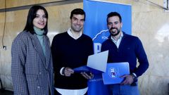 El candidato, Carlos Font�n, en el centro, junto a Aldara Portela y Pedro Est�vez, integrantes tambi�n de Pontevedra Alternativa