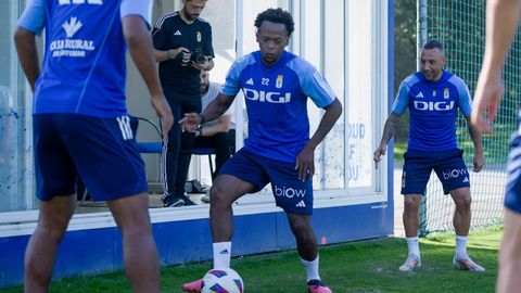 Romario Ibarra y Cazorla, durante el entrenamiento del Oviedo