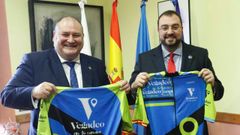 El alcalde de Vegadeo, a la izquierda, con el presidente del Principado, Adri�n Barb�n