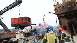 Empiezan a retirar peso del barco Awadi que está ardiendo en el puerto de Ribeira
