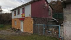 Los canes, a la derecha, en el patio de un antiguo club de alterne de O Savi�ao