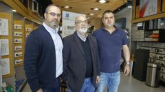 Manuel Varela, entre sus hijos Alberto y Jacobo Varela Ulla, en la sede de Ferrva Herrajes, en el a�o 2019