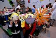 Los ni�os aprenden a hacer m�scaras en el Museo, basadas en las creadas por Castelao.