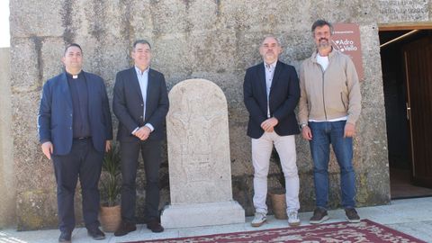 La nueva escultura fue colocada este domingo a la entrada del aula de interpretaci�n de Adro Vello.