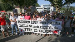 Los vecinos de Dimo se concentraron en la alameda de Catoira