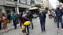 Gente paseando por la calle peatonal de Boiro, concello que acumula 74 casos de covid en dos semanas