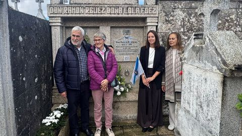A nova l&aacute;pida do cemiterio de Rairiz de Veiga descubriuse este domingo
