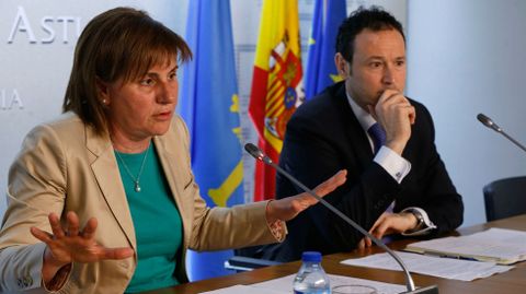 La consejera de Servicios y Derechos Sociales, Pilar Varela, junto al consejero de Presidencia, Guillermo Mart�nez..La consejera de Servicios y Derechos Sociales, Pilar Varela, junto al consejero de Presidencia, Guillermo Mart�nez. 